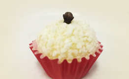 mini-beijinho-de-coco-confeitaria-grupo-meridional